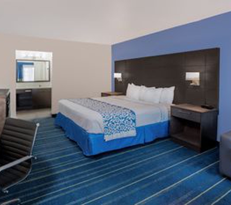 Days Inn & Suites by Wyndham Anaheim At Disneyland Park - Anaheim, CA