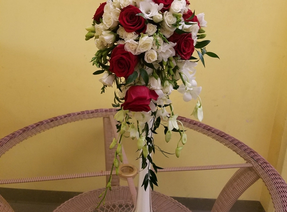 Rose Shop - Ecuadorian Roses - Minneapolis, MN. Cascade red and white bride bouquet