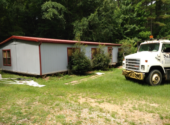 S & D Mobile Home Movers LLC - Heidelberg, MS. This is how they left my mobile home months after contracted move date.