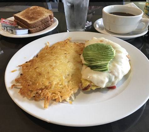 V Boulevard Cafe - Glendale, CA. Omelette with Honey Ham, peppers, onions and avocado. ����