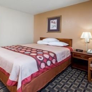 Super 8 by Wyndham Lebanon - Lebanon, MO