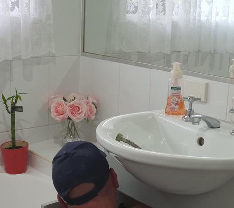 I Do Plumbing And Gas - Springfield Lakes, QLD. Replacing a rusy flexabile water supply pipe.