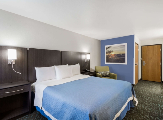 Days Inn & Suites by Wyndham East Flagstaff - Flagstaff, AZ