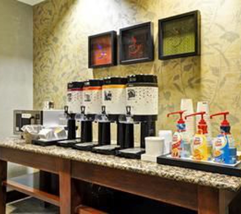 Hampton Inn & Suites Fredericksburg-at Celebrate Virginia - Fredericksburg, VA