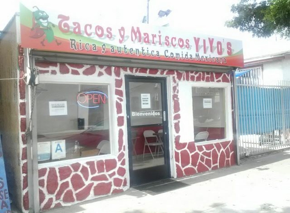 Tacos y Mariscos Yiyo's - Los Angeles, CA