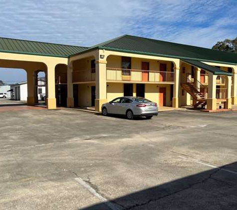 Days Inn & Suites by Wyndham Brewton - Brewton, AL