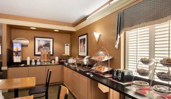 Baymont Inn & Suites - Mary Esther, FL