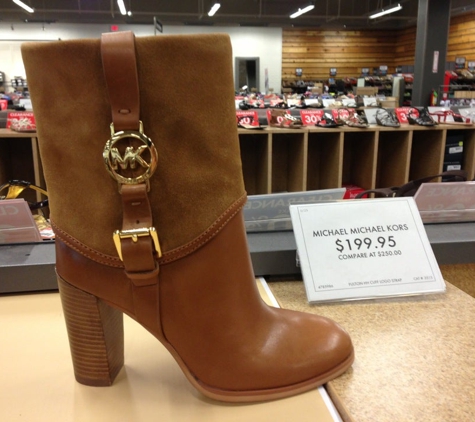 DSW Designer Shoe Warehouse - Riverhead, NY