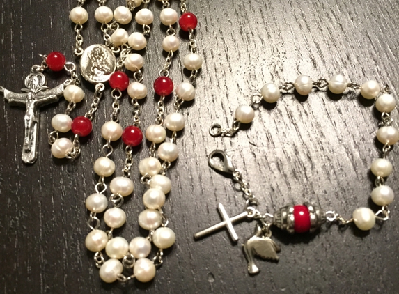 Faith & Hope Custom Rosaries and Repairs - Miami, FL. Custom freshwater pearl rosary and matching bracelet for a Confirmation.