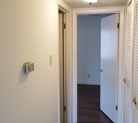 Caroline Apartments - Saint Louis, MO. 1BedroomUnit - Hallway