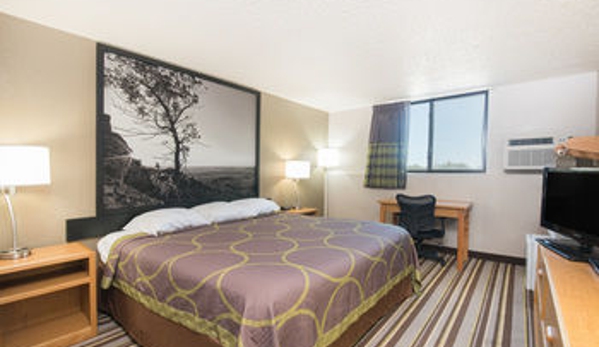 Super 8 by Wyndham Jamestown - Jamestown, ND