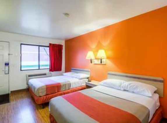 Motel 6 - Elk Grove Village, IL