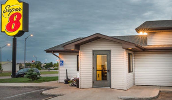 Super 8 by Wyndham Jamestown - Jamestown, ND