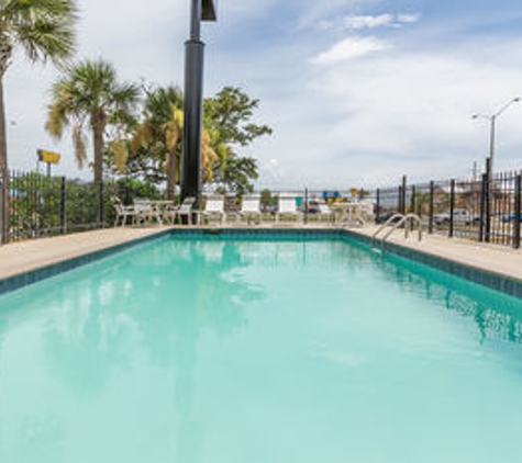 Days Inn by Wyndham Biloxi Beach - Biloxi, MS