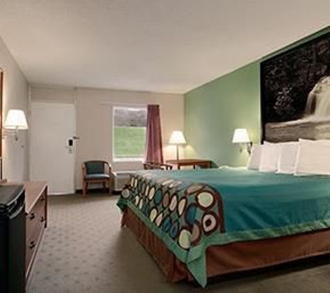 Super 8 by Wyndham Kingsport - Kingsport, TN