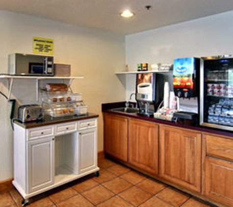 Days Inn & Suites by Wyndham Traverse City - Traverse City, MI