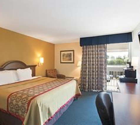 Days Inn by Wyndham Charlotte/Woodlawn Near Carowinds - Charlotte, NC