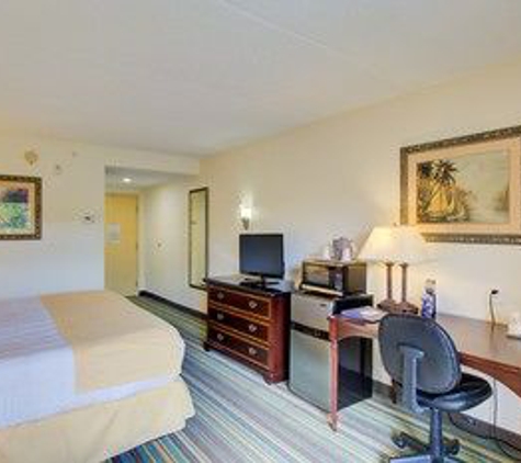 Hutchinson Island Plaza Hotel & Suites - Fort Pierce, FL