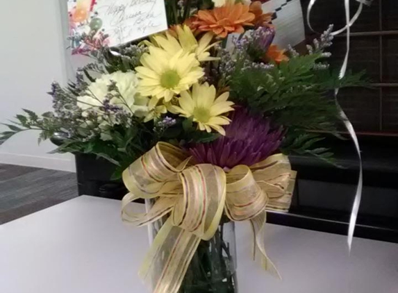 Danas Gifts and Flower Shoppe - Beloit, WI. Birthday Wishes!