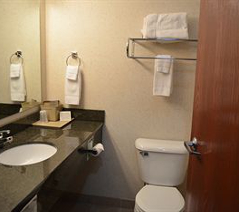 Centerstone Inn & Suites - Maquoketa, IA