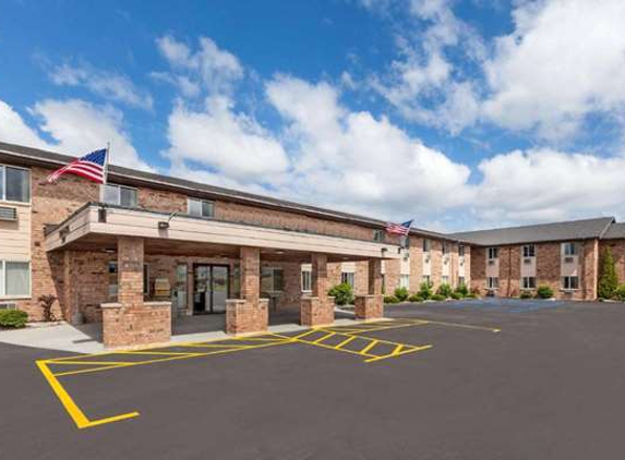 Days Inn - Manistee, MI