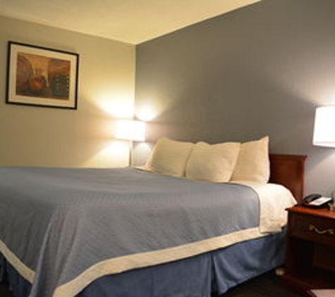 Days Inn by Wyndham West Des Moines - West Des Moines, IA