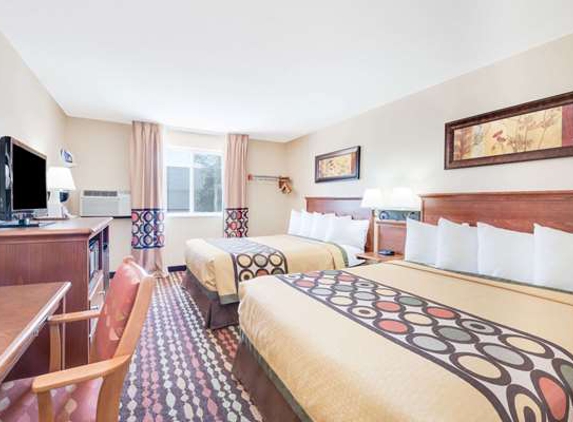 Super 8 by Wyndham Grand Forks - Grand Forks, ND