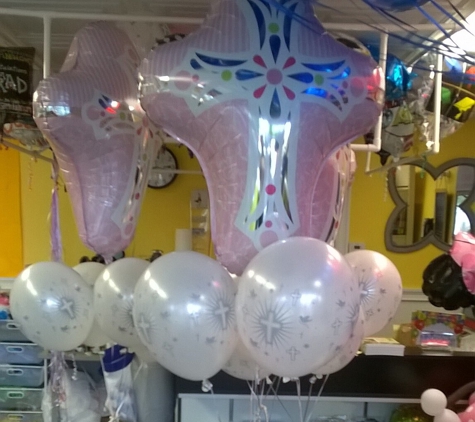 Amandabear PartyRentals - Bronx, NY. Balloon arrangements from Amandabears balloon store..