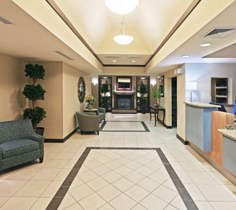 Holiday Inn Express & Suites El Paso Airport - El Paso, TX