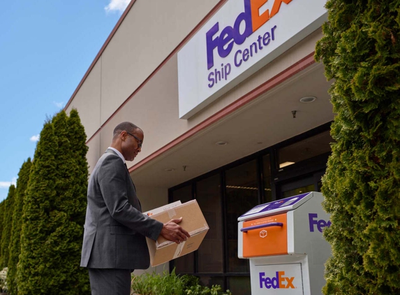 FedEx Ship Center - South Holland, IL