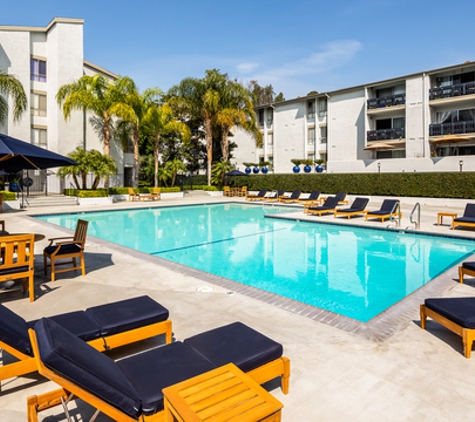 Warner Villa Apartments - Woodland Hills, CA