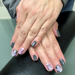 Chipped And Cracked Nail Lounge - Columbus, WI