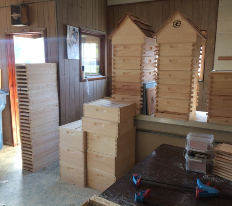 Little LaRue Apiary Bee supply - Mount Vernon, OH. Shop Photos Bee Hives