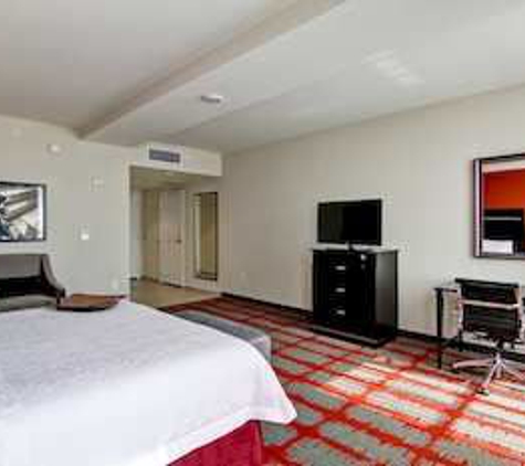 Hampton Inn & Suites Cincinnati-Downtown - Cincinnati, OH