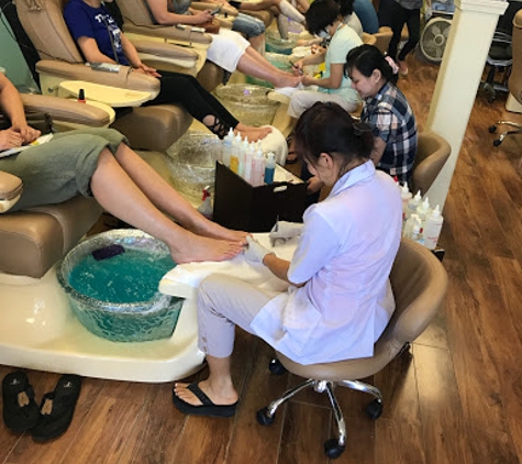 V Nails - Chowchilla, CA