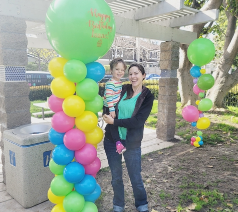 Balloonzilla - Irvine, CA. Sweetest Day Collection Spiral Column and Bubble Strands