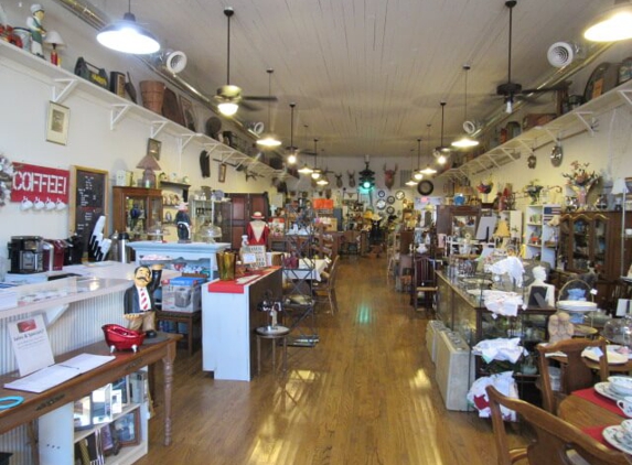 Red Door Antiques - Farmersville, TX