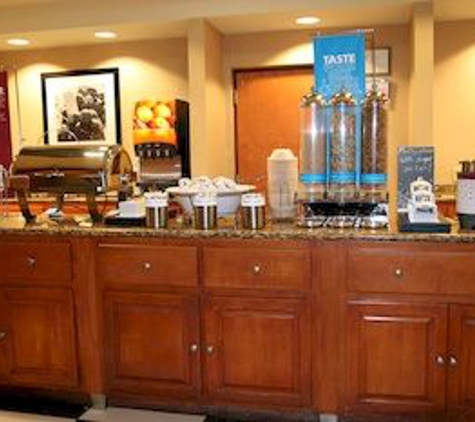 Hampton Inn & Suites Manchester-Bedford - Bedford, NH