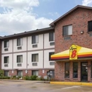 Super 8 by Wyndham Omaha/West Dodge - Motels