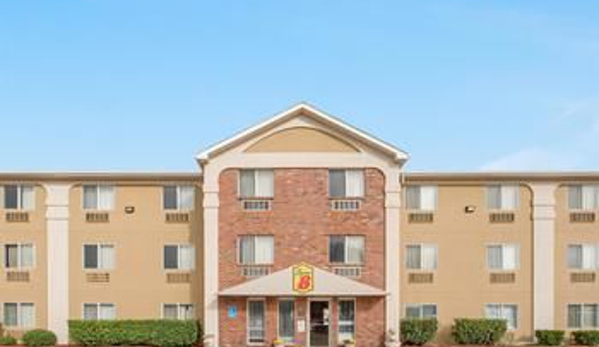 Super 8 by Wyndham College Station - College Station, TX