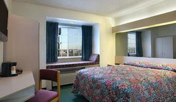 Super 8 by Wyndham Fargo Airport - Fargo, ND