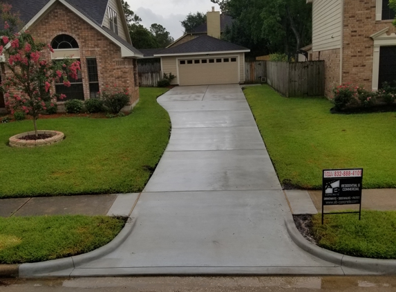 AB Concrete - Houston, TX. 1,300 sq.ft. driveway. Finished in three days.