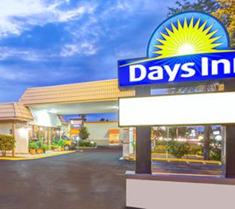 Days Inn by Wyndham St. Petersburg Central - Saint Petersburg, FL