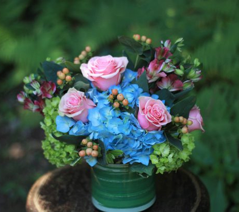 Lucilles Floral Designs - Uxbridge, MA