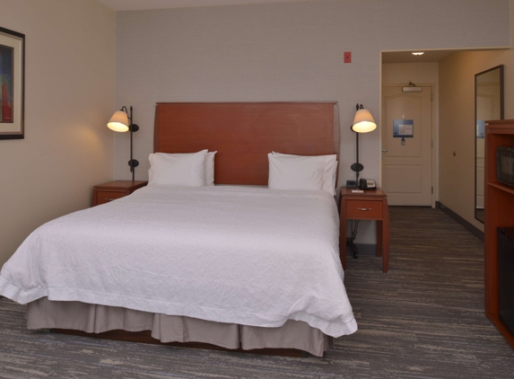 Hampton Inn & Suites - Bakersfield, CA