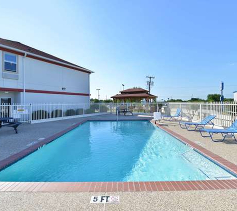 Best Western Limestone Inn & Suites - Mexia, TX