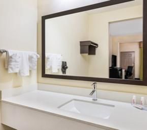 Days Inn & Suites by Wyndham Katy - Katy, TX