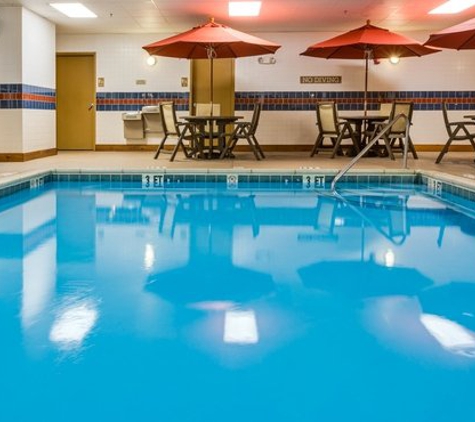 Country Inns & Suites - Crystal Lake, IL