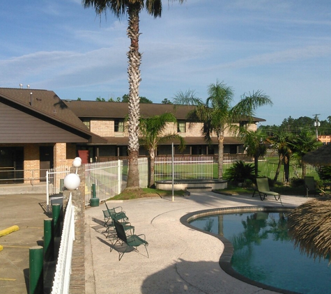 Pinewood Inn & Suites - Silsbee, TX