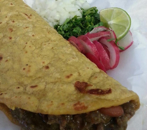 El Menudazo - North Las Vegas, NV. Quesadilla perrona de chile rojo!! Tortilla de maiz 100% hecha a Mano.